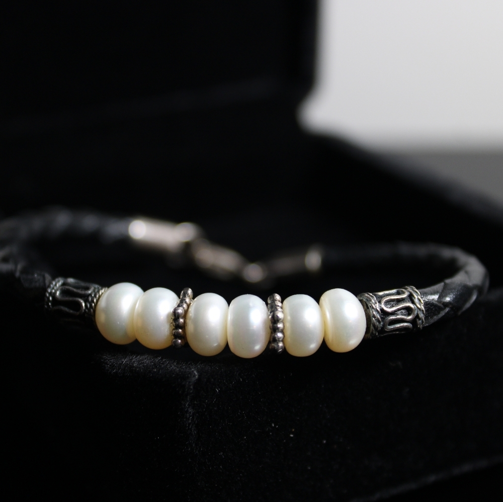 BEAUTIFUL ESTATE STERLING SILVER BUTTON PEARL LEATHER CORD